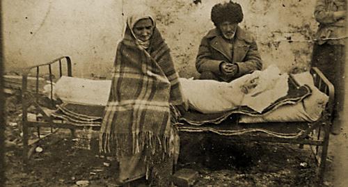 Ингушская семья Газдиевых у тела умершей дочери. Казахстан, 1944 год. Фото https://ru.wikipedia.org/wiki/Депортация_чеченцев_и_ингушей