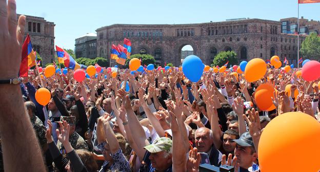 Сторонники Пашиняна  1 мая на площади Республики в Ереване во время парламентского голосования по утверждению премьер-министра. Фото Тиграна Петросяна для "Кавказского узла"