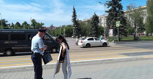 Полицейский общается с Татьяной Степаненко. Волгоград, 23 апреля 2018 г. Фото Татьяны Филимоновой для "Кавказского узла"