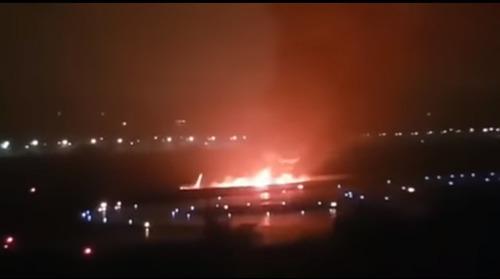 Горящий самолет в аэропорту Сочи. 1 сентября 2018 года. Кадр из видео. https://youtu.be/W94S9Zo40RQ