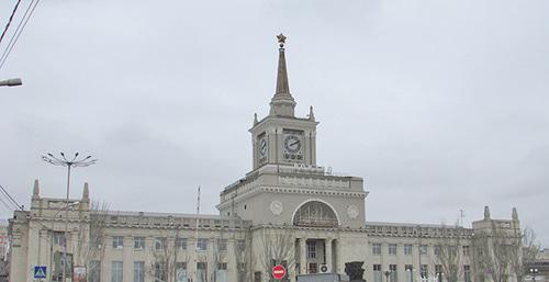 Часы на здании железнодорожного вокзала в Волгограде. Фото Вячеслава Ященко для "Кавказского узла"