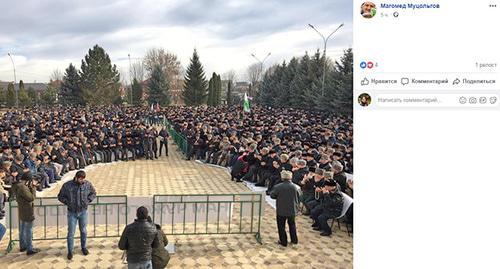 Санкционированный митинг противников соглашения о границе с Чечней в Назрани. Фото https://www.facebook.com/photo.php?fbid=2185623588144082&set=pcb.2185623988144042&type=3&theater