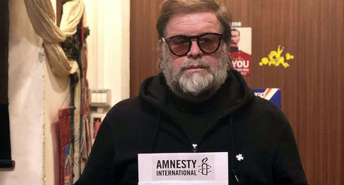 Борис Гребенщиков участвует в акции  поддержки 
 Amnesty International обвиненного в Чечне Оюба Титиева. Фото  предоставлено ПЦ "Мемориал"