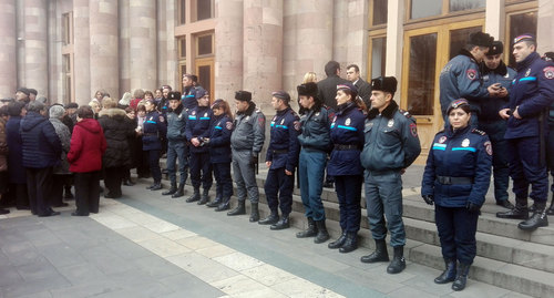 Полиция оградила здание правительства Армении на акции работников завода "Наирит". Фото Армине Мартиросян для "Кавказского узла".