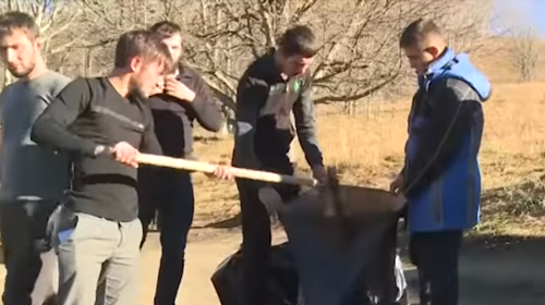 Субботник в одном из районов Чечни. Кадр видео ЧГТРК "Грозный". https://www.youtube.com/watch?v=bK0CoeS1RPc