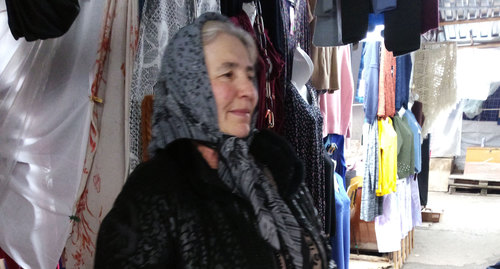 Предприниматель Зулейха Атабиева, торгующая на Козьем рынке шерстяными изделиями. Фото Людмилы Маратовой для "Кавказского узла"