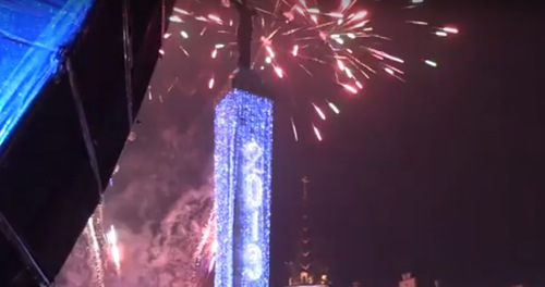 Фейерверки на главной площади в Батуми в ночь на 1 января 2019 года. Скриншот видео "Sputnik-Грузия", https://www.youtube.com/watch?v=X5OSuONxTpU