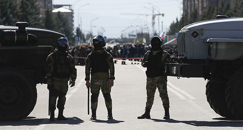 Сотрудники полиции во время акции протеста в Магасе. 7 октября 2018 г. Фото: REUTERS/Maxim Shemetov