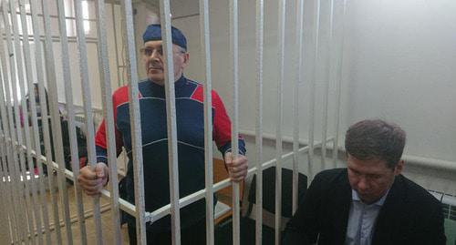 Оюб Титиев (слева) в зале суда. Фото Патимат Махмудовой для "Кавказского узла"