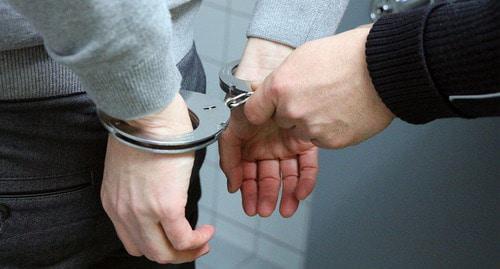 Наручники Фото https://pixabay.com/ru/полиция-наручники-арестовать-арест-2122373/