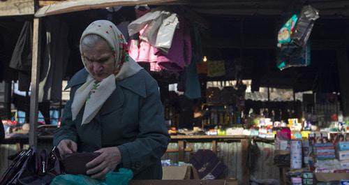 Пожилая женщина. Абхазия. Фото: REUTERS/Maxim Shemetov