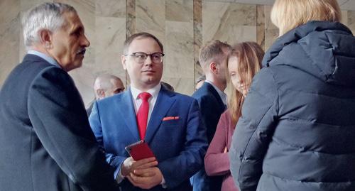 Аркадий Акопян (слева) в коридоре Верховного суда КБР с группой поддержки. 1 марта 2019 г. Фото Людмилы Маратовой для "Кавказского узла"