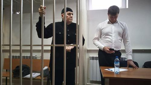 Оюб Титиев слушает приговор. Фото Дмитрия Борко, ПЦ "Мемориал"