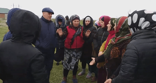 Сход жителей села Шушановка. Кадр видео, опубликованного на странице Саиды Сиражудиновой в Facebook. https://www.facebook.com/saida.sirazhudinova/videos/1938172106311911/