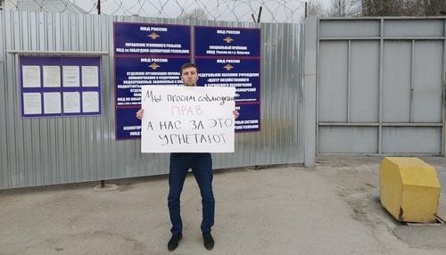 Исмаил Нальгиев на пикете в Нальчике 6 апреля 2019 года. Фото Умара Йовлоя для «Кавказского узла»