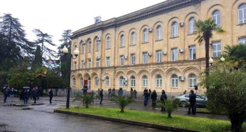 Активисты перед зданием парламента Абхазии. Фото Дмитрия Статейнова для "Кавказского узла".