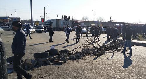 Акция протеста на "Экажевском круге" при въезде в Назрань. 27 марта 2019 года. Фото Умара Йовлоя для "Кавказского узла"