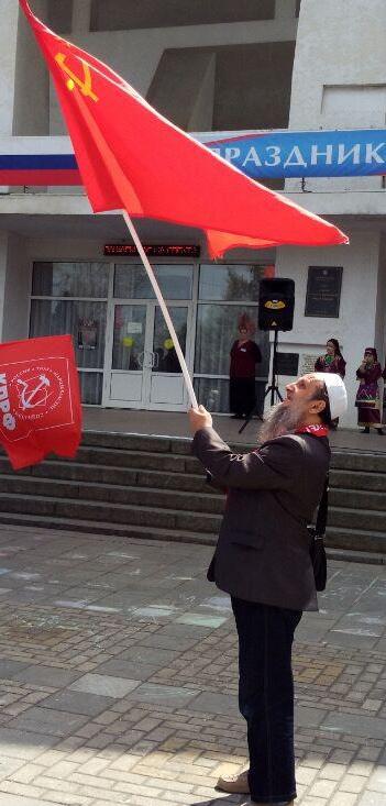 Участник первомайской акции КПРФ в Махачкале. Фото Ильяса Капиева для "Кавказского узла".