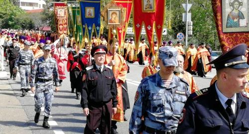 Участники крестного хода под охраной силовиков. Фото Светланы Кравченко для "Кавказского узла".