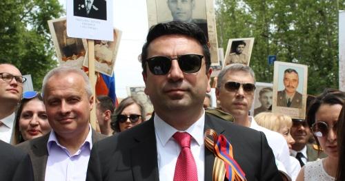 Участник шествия в Ереване с георгиевской ленточкой. Фото Тиграна Петросяна для "Кавказского узла"