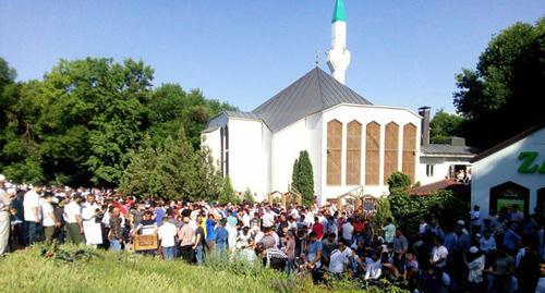 Верующие рядом с соборной мечетью в Ростове-на-Дону. Фото Валерия Люгаева для "Кавказского узла"