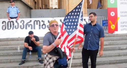 Участник голодовки Вахтанг Сихарулидзе (с флагом) и Гига Лемонджава рядом с ним. На заднем плане - Давид Махариашавили (в голодовке не участвует). Тбилиси, 27 июня 2019 года. Фото Беслана Кмузова для "Кавказского узла"