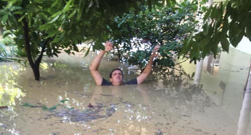 Мужчина в воде во время потопа. Сочи. 28 июня 2019 года.  Фото Светланы Кравченко для "Кавказского узла"