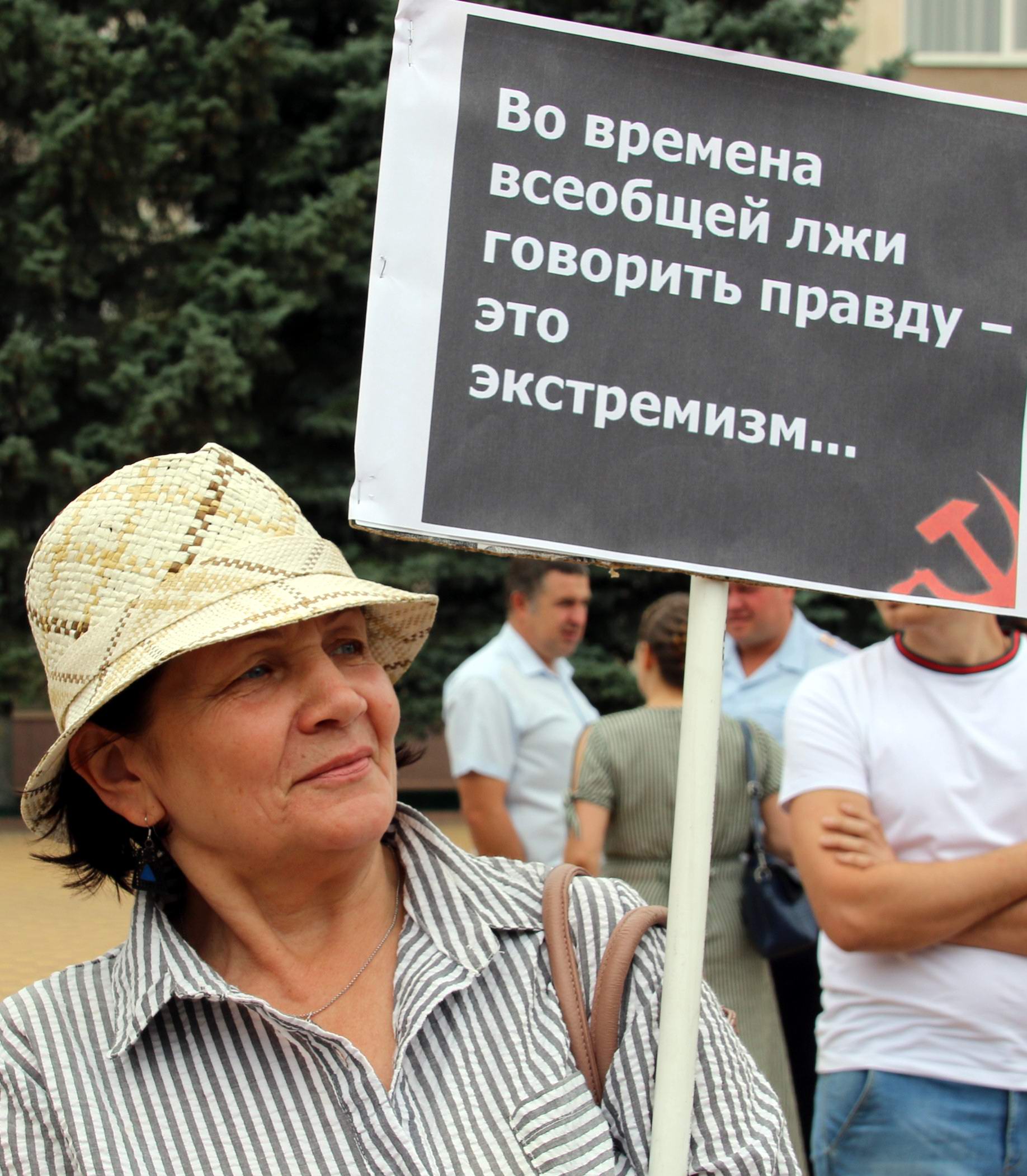 Участница митинга в поддержку Грудинина. Красный Сулин, 13 июля 2019 года. Фото Вячеслава Прудникова для "Кавказского узла".