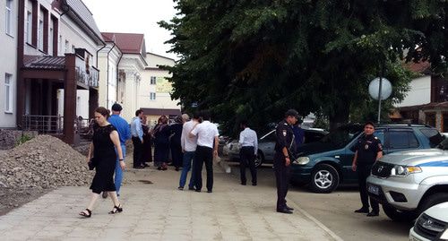 Возле здания суда. Фото Людмилы Маратовой для "Кавказского узла"