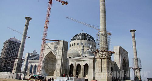 Строящаяся в Шали мечеть имени Рамзана Кадырова. Фото: Ибрагим Эстамиров http://www.grozny-inform.ru/multimedia/photos/71077/