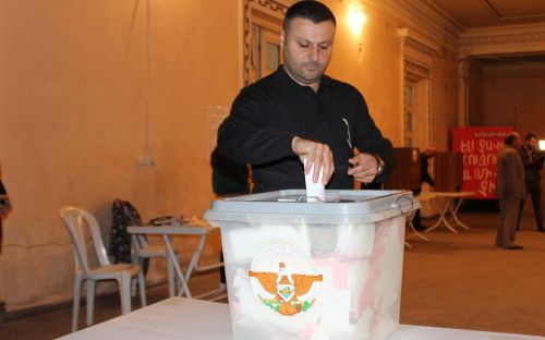 Избиратель голосует на выборах в Нагорном Карабахе. Фото Алвард Григорян для "Кавказского узла".