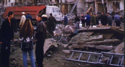 На развалинах взорванного в Волгодонске дома. Фото: https://commons.wikimedia.org/w/index.php?curid=18905271