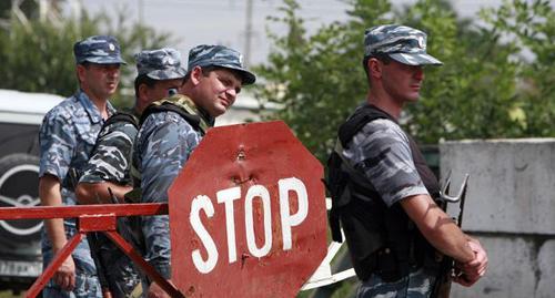Сотрудники полиции на границе с Ингушетией. Фото: REUTERS/Kazbek Basayev