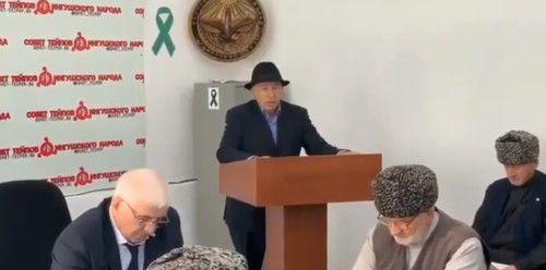Выступление Мусы Зурабова перед членами Совета тейпов ингушского народа. Скриншот с видео https://www.facebook.com/fortangaORG/videos/2418724991516097/