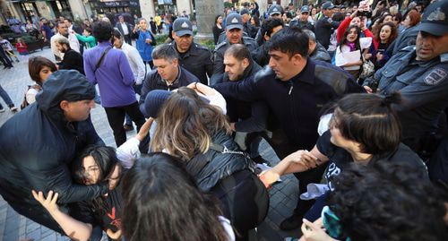 Полиция разгоняет участниц акции против насилия над женщинами. Баку, 20 октября 2019 года. Фото Азиза Каримова для "Кавказского узла".