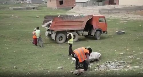 Уборка мусора в Хасавюрте. Скриншот видео страницы Instagram администрации города Хасавюрт https://www.instagram.com/khasavyurt_gorod/