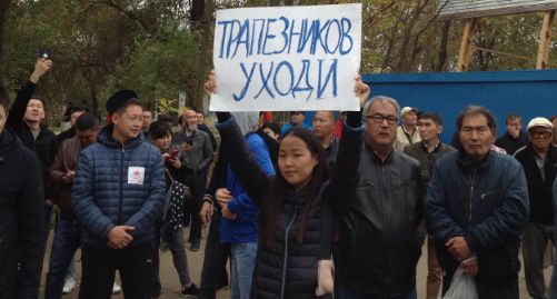 Участница митинга с плакатом. Фото Алены Садовской для "Кавказского узла".