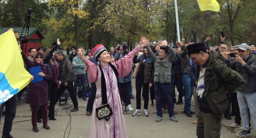 Участница митинга танцует. Фото Алены Садовской для "Кавказского узла".
