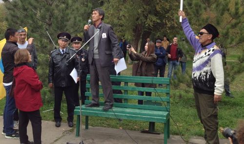 Полиция вручила Валерию Бадмаеву предостережение о том, что мероприятие не санкционировано.Фото Алены Садовской для "Кавказского узла".