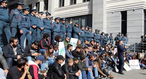 Оппозиционные активисты и бастующие студенты у здания правительства Армении. Фото Тиграна Петросяна для "Кавказского узла"