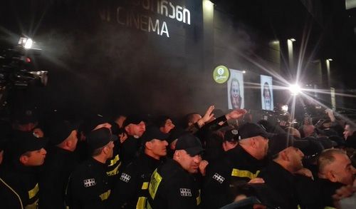 Полицейские оттесняют активистов от кинотеатра "Амирани". Фото Инны Кукуджановой для "Кавказского узла". 