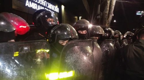 Полицейские у кинотеатра "Амирани" в Тбилиси. Фото Инны Кукуджановой для "Кавказского узла"