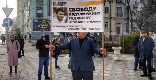 Житель Махачкалы Гаджимурад решил присоединиться к серии пикетов в поддержку Абдулмумина Гаджиева. Махачкала, 11 ноября 2019 года. Фото Ильяса Капиева для "Кавказского узла".