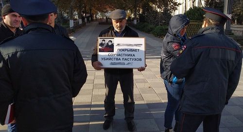 Муртазали Гасангусейнов проводит пикет 17 ноября 2019 года. Фото Ильяса Капиева для "Кавказского узла".