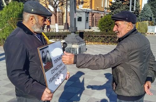 Прохожий выражает сочувствие отцу убитых Гасангусейновых. Махачкала, 17 ноября 2019 года. Фото Ильяса Капиева для "Кавказского узла".