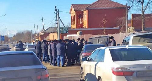 На пересечении улиц Картоева и  Эсмурзиева в Назрани идут обыски. 6 декабря 2019 года. Фото Магомеда Алиева для "Кавказского узла"