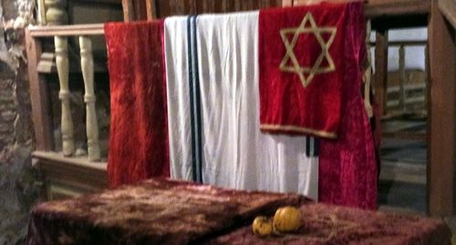 Фрагмент инсталляции в синагоге Буйнакска, созданной художником Максом Эпштейном из найденных там вещей. 8 декабря 2019 года. Фото Расула Магомедова для "Кавказского узла".