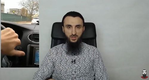 Тумсо Абдурахманов демонстрирует видеоролик Ислама Нуханова. Кадр видео  канала Тумсо Абдурахманова https://www.youtube.com/channel/UCgggK05bEJ1BAQ2NTUn4igA