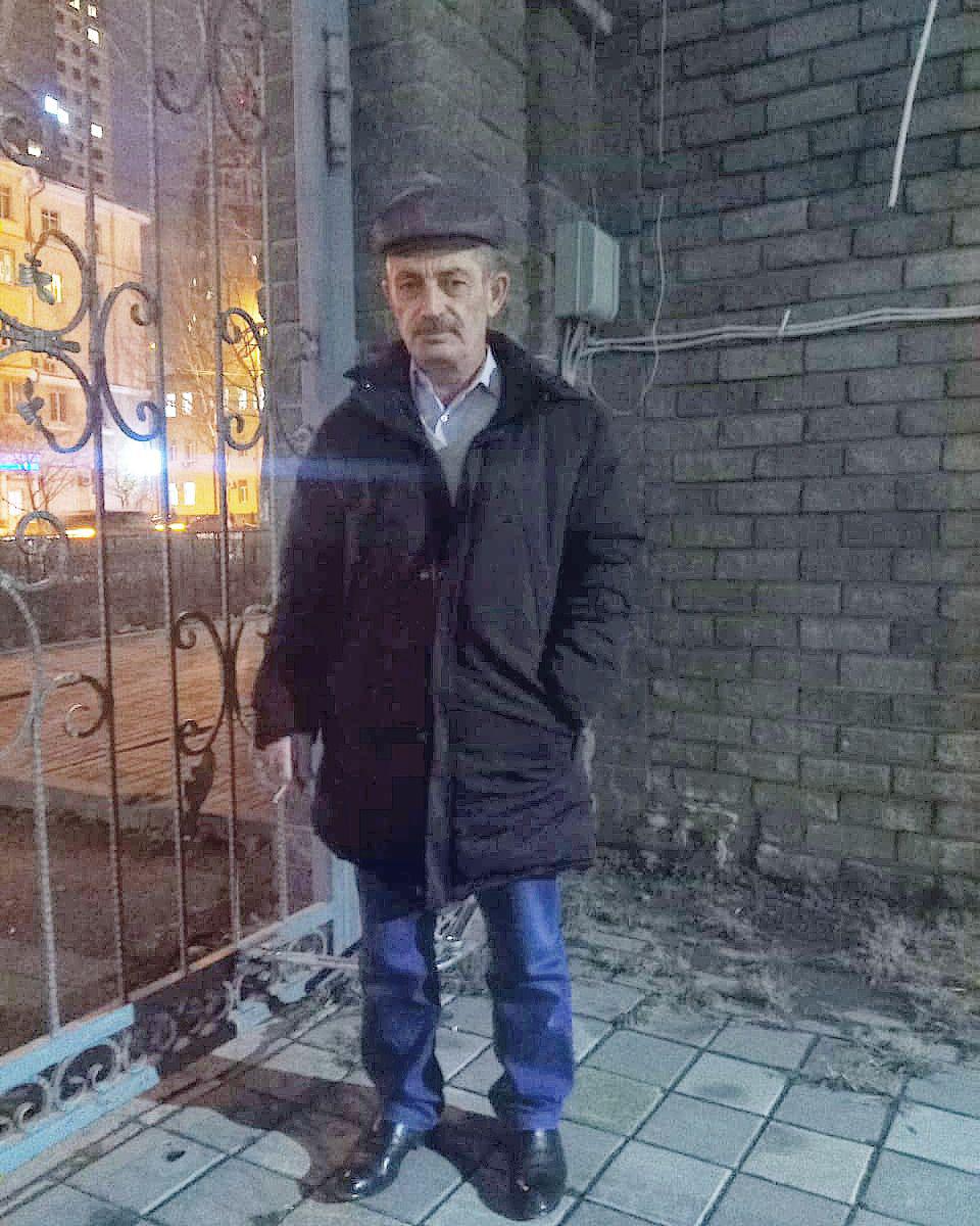 Умет Кашешов рядом с зданием военного суда. Фото Валерия Люгаева для "Кавказского узла"