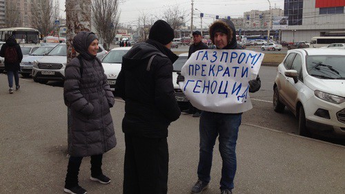 Одиночный пикет против "Газпрома" в Астрахани. Фото Алёны Садовской для "Кавказского узла"